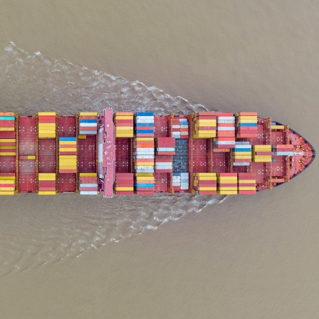 Frachtschiff mit bunten Containern