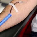 Ein Mann spendet 2015 Blut.