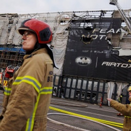Nach dem verheerenden Brand der alten Börse Kopenhagen: Feuerwehrleute arbeiten daran, das Feuer vollständig zu löschen und das Gebäude zu sichern. Wann ein Wiederaufbau beginnen kann, ist noch unklar.
