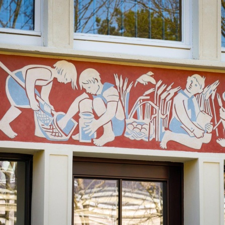 Wandmosaik zeigt Kinder im Schulgarten an einer Fassade des ehemaligen DDR Kinderheims A.S. Makarenko in Berlin Treptow.