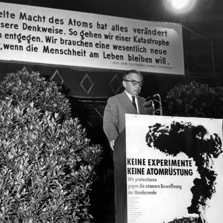 Der Schriftsteller Erich Kästner spricht sich im April 1958 in München bei einer Anti-Atom-Protestkundgebung im Bau des Zirkus Krone vor rund 8.000 Menschen gegen eine mögliche atomare Bewaffnung der Bundeswehr aus, wie sie im März 1958 im Bundestag beschlossen worden war.