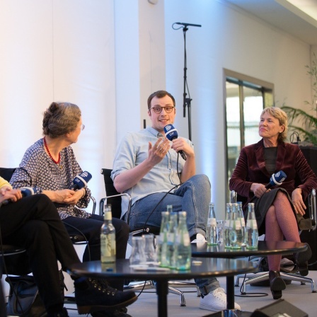 Mary Fulbrook, Laila Stieler, Johannes Nichelmann, Jakobine Motz, Dörte Fiedler, Ulrike Bajohr und Wolfgang Schiller (vlnr.) während einer Diskussion über das Erzählen über die DDR