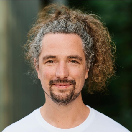 Timo Gelzhäuser lächelt in die Kamera.