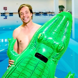 Checker Tobi mit einem Schwimmkrokodil im Schwimmbad | Bild: Megaherz GmBH/ Montage: BR