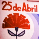 Wandgemälde zur Nelkenrevolution. "25 de Abril SEMPRE! / 25. April IMMER!"