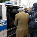 Bei einer Razzia gegen sogenannte "Reichsbürger" führen vermummte Polizisten, nach der Durchsuchung eines Hauses Heinrich XIII Prinz Reuß zu einem Polizeifahrzeug
