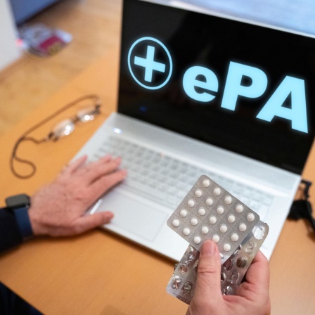 Ein Senior nutzt einen Laptop, um auf seine elektronische Patientenakte (EPA) zuzugreifen.