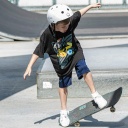 Junge auf Skateboard