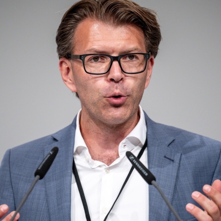Daniel Caspary spricht in ein Mikro 