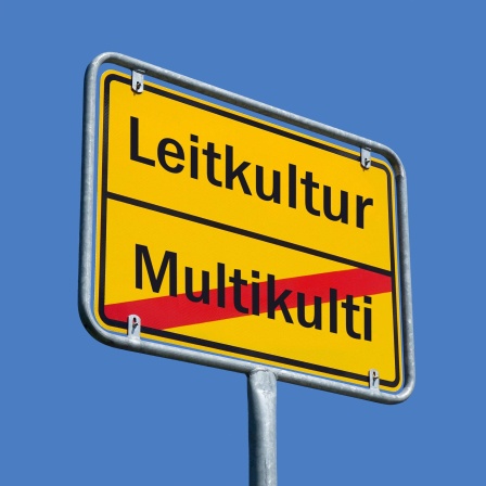 Ortsschild mit Leitkultur und Multikulti