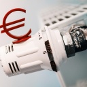 Ein rotes Euro-Zeichen steht auf dem Thermostat eines Heizkörpers