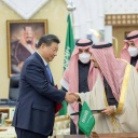 Chinas Machthaber Xi Jinping schüttelt König Salman die Hand. 