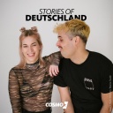 Die beiden Hosts des Podcasts sind zu sehen. Sina lacht in die Kamera. Marius albert herum.