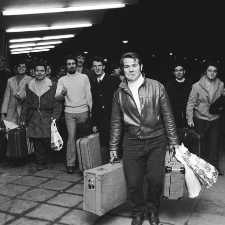Fotografie aus dem Jahr 1970: Am Bahnhof in Wolfsburg lauten italienischen VW-Gastarbeiter aus Italien mit Koffern und Taschen auf dem Bahnsteig entlang.