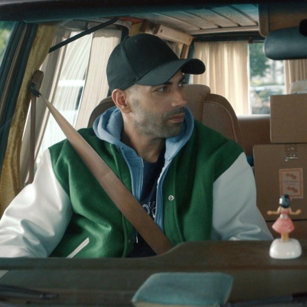 Ben (Benaissa Lamroubal) und Ramon (Arnel Tači) in der Comedy-Serie "Ethno": Beide sitzen in einem Auto und diskutieren miteinander.