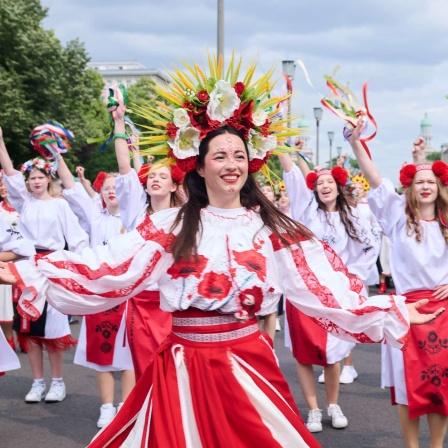 Ukrainerinnen tanzen in traditionellen Trachten beim Straßenumzug für den 27. Karneval der Kulturen.