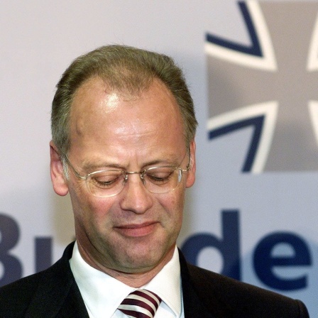 Rudolf Scharping während seines Statements im Verteidigungsministerium nach seiner Entlassung am 18.07.2002