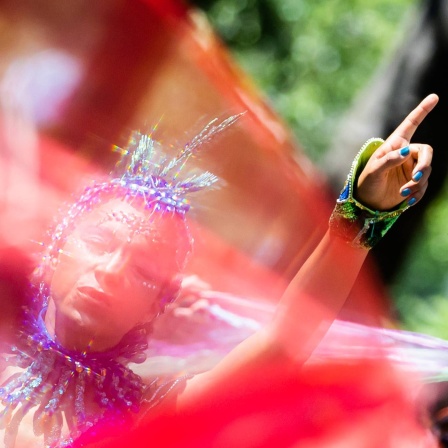 Eine Darstellerin tritt beim Umzug des Karnevals der Kulturen in Berlin-Kreuzberg auf