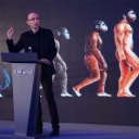 Der israelische Historiker und Schriftsteller Yuval Noah Harari hält während der X World Future Evolution am 6. Juli 2017 in Peking, China, einen Vortrag über künstliche Intelligenz