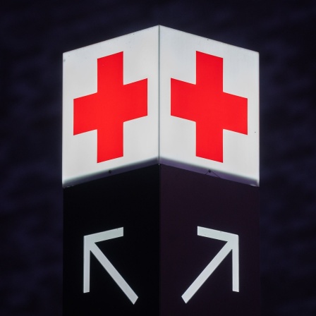 Ein Pfeil weist an einem Klinikum den Weg zur Notaufnahme