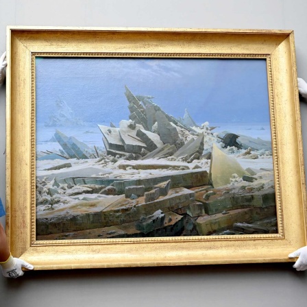 Zwei Mitarbeiter der Alten Nationalgalerie hängen das Gemälde «Das Eismeer» von Caspar David Friedrich auf