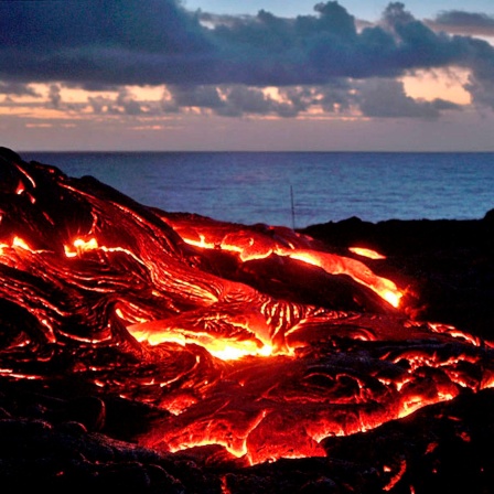 Lava fließt vom Kilauea-Vulkan ins Meer