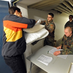 Ein Wehrdienstleistender bekommt am Montag, 03.01.2011, in der Kaserne seine Bettwäsche ausgehändigt (Archiv-Bild aus der Zeit der BRD-Wehrpflicht).