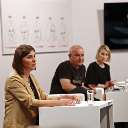 Die in der Ukraine geborene und in Wien lebende Autorin Tanja Maljartschuk (l.) bei der Eröffnung der "47. Tage der deutschsprachigen Literatur" in Klagenfurt._foto: picture alliance/Gerd Eggenberger