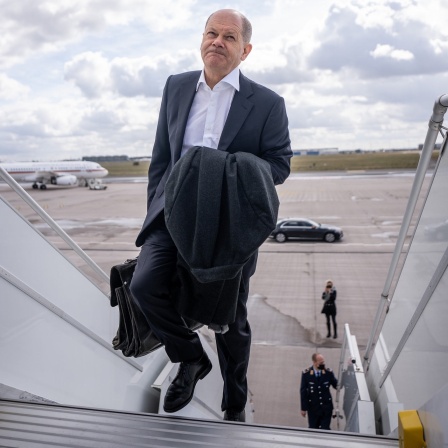 Bundeskanzler Olaf Scholz (SPD) steigt am Flughafen Berlin-Brandenburg in einen Airbus der Luftwaffe, um nach Großbritannien zu fliegen. S