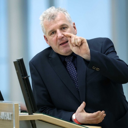 Der Finanzpolitiker Guido Heuer (CDU) spricht während einer Sondersitzung im Landtag von Sachsen-Anhalt.