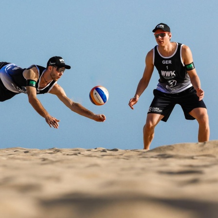 Die beiden deutschen Beach-Volleyballer Clemens Wickler (links) und Nils Ehlers