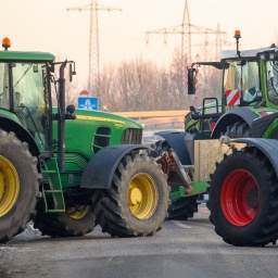 Bauernproteste: Traktoren blockieren Autobahnauffahrten bei Magdeburg.