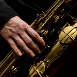 Eine Hand am Saxofon.