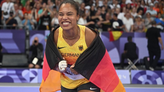 Sportschau Olympia 2024 - Leichtathletik - Siegerehrung Im Kugelstoßen Mit Yemisi Ogunleye