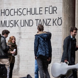 Hochschule für Musik und Tanz Köln, Studierenden stehen vor dem Hochschulgebäude.