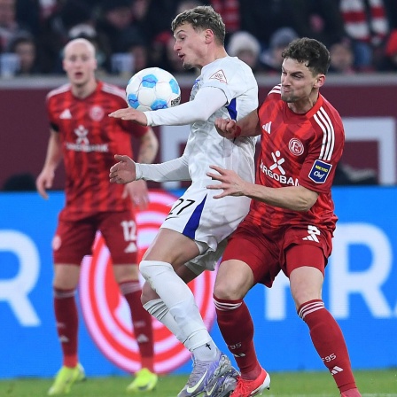 Hertha's Spieler Cuisance im Zweikampf mit dem Düsseldorfer Heyer