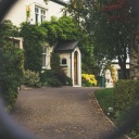 Ein idyllisches Haus, beobachtet durch einen Maschendrahtzaun