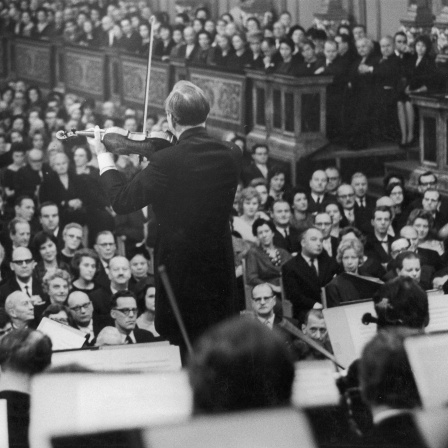 Violinist und Dirigent Willy Boskowsky dirigiert das Neujahrskonzert der Wiener Philharmoniker