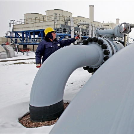 Ein Techniker prüft die Amaturen einer Gasturbinen-Turboverdichteranlage des VNG Untergrundgasspeichers Bad Lauchstädt