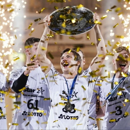 Handball: Bundesliga, Rhein-Neckar Löwen - THW Kiel, 38. Spieltag, SAP-Arena. Kiels Spieler halten nach dem Gewinn der deutschen Meisterschaft die Meisterschale in den Händen.