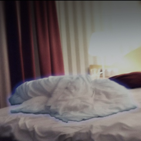 verwaschenes Bild eines Hotelzimmers: Blick auf unordentliches Bett