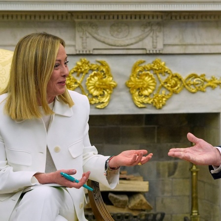 Italiens Ministerpräsidentin Giorgia Meloni spricht bei ihrem Treffen mit US-Präsident Donald Trump im Oval Office des Weißen Hauses in Washington.