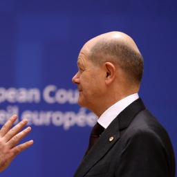 Olaf Scholz (SPD, r), Bundeskanzler von Deutschland, spricht mit Charles Michel, Präsident des Europäischen Rates, während eines runden Tisches auf einem EU-Gipfel.