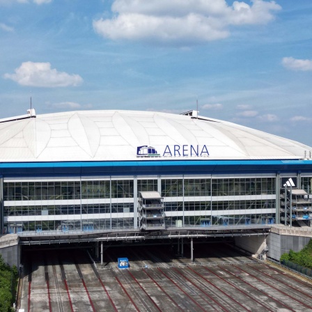 Blick auf die Veltins-Arena in Gelsenkirchen, die während der EM den Namen Arena AufSchalke trägt.