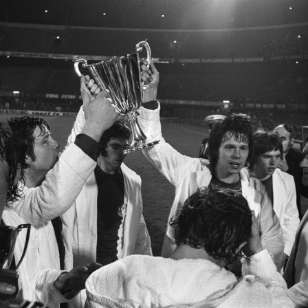 In Rotterdam feiern die Magdeburger Spieler am 8. Mai 1974 ihren 2:0-Endspielerfolg gegen den favorisierten AC Mailand. 