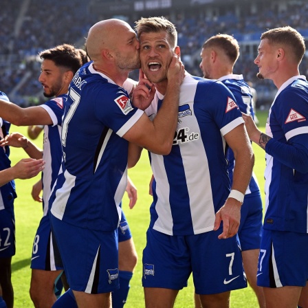 Jubelnde Hertha-Spieler beim Sieg in Karlsruhe