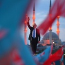 Der türkische Oppositionsführer Kemal Kilicdaroglu mit Fahnen im Vordergrund 