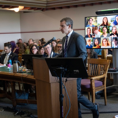 Helena, Montana, USA: Der Anwalt der Jugendkläger NATE BELLINGER von der gemeinnützigen Anwaltskanzlei Our Childrens Trust hält abschließende Argumente in der bahnbrechenden Klimaklage Held vs. Montana (20.06.2023)