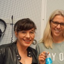 NDR Info Moderatorin Birgit Langhammer (M.) steht im Sendestudio neben Benjamin Adrion und Claudia Gersdorf von der Wasserinitiative Viva con Agua.