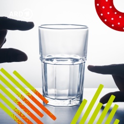 Ein Glas, zur Hälfte mit Wasser gefüllt. Eine Hand zeigt mit den Fingern halb voll, eine andere halb leer. | Bild: colourbox.com